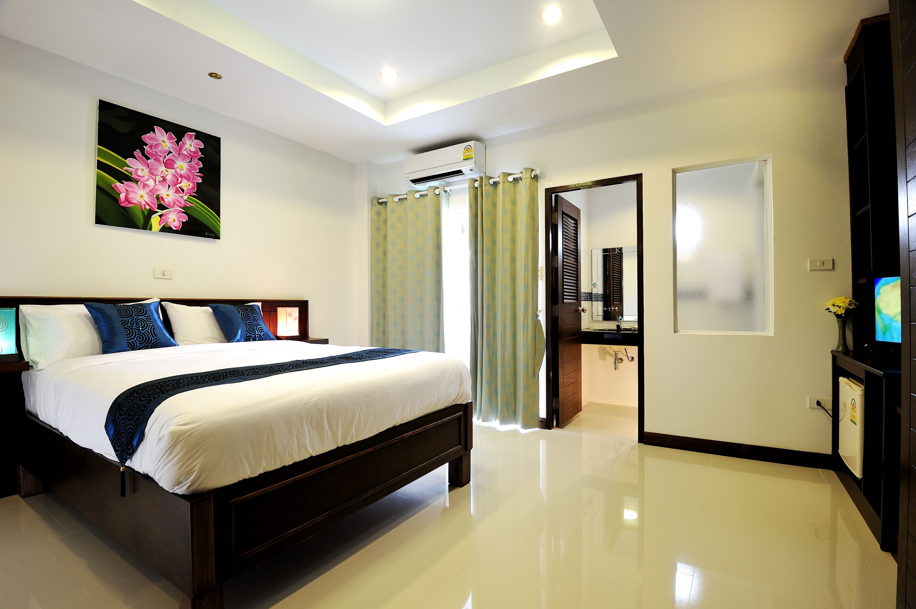 standard double room | in-room safe, individually decorated, individually furnished, desk