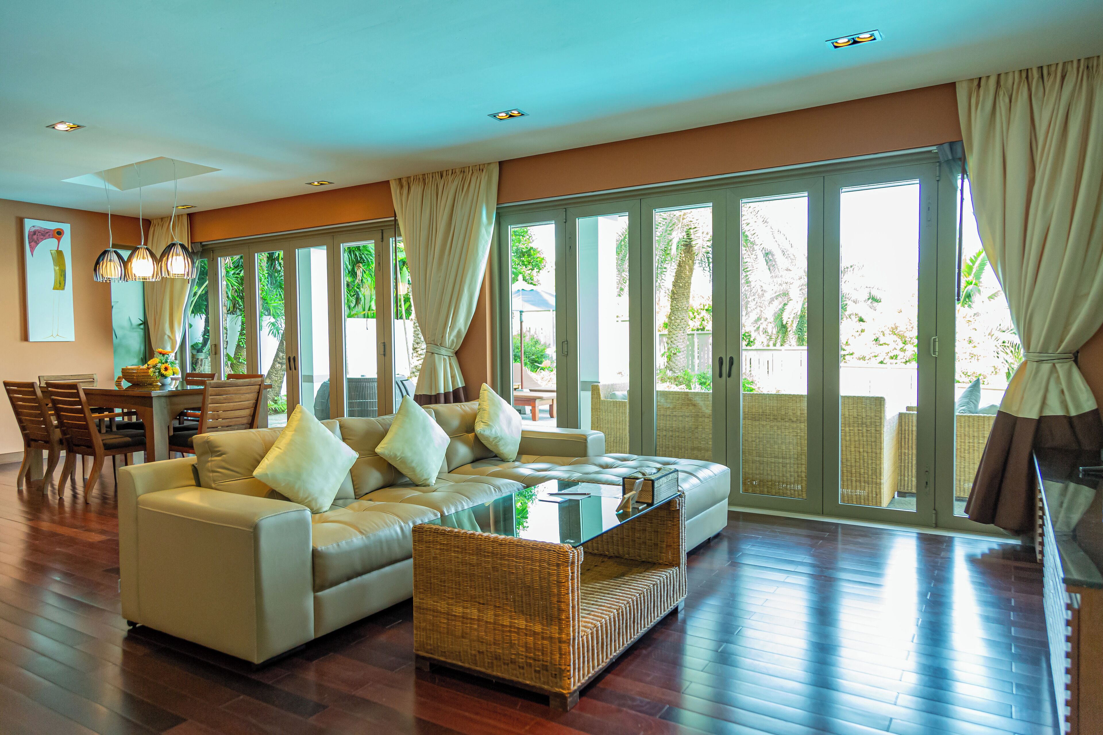 Villa familiar, 3 habitaciones, alberca privada | Área de sala de estar | Smart TV de 49 pulgadas con canales digitales 