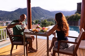 Daily cooked-to-order breakfast (THB 500 per person)