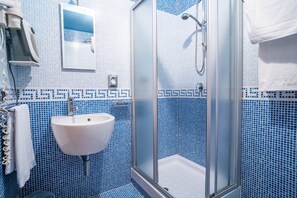Free toiletries, hair dryer, slippers, bidet - Hotel Marcantonio (Giugliano in Campania)
