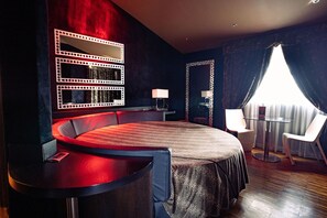 デラックス ダブルルーム | 高級寝具、ミニバー、セーフティボックス (室内)、客室ごとに異なる装飾