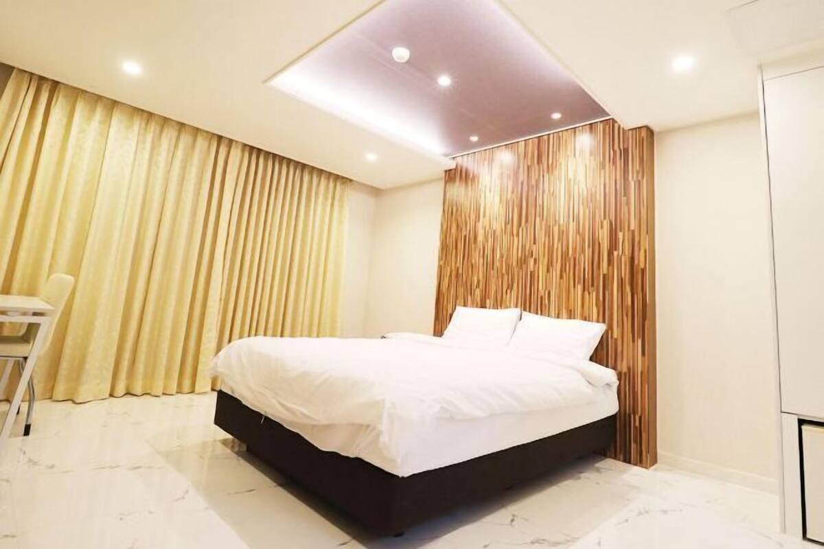 Iron/ironing board, free WiFi, bed sheets