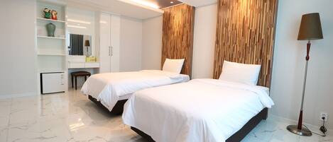 Tabla de planchar con plancha, wifi gratis, ropa de cama