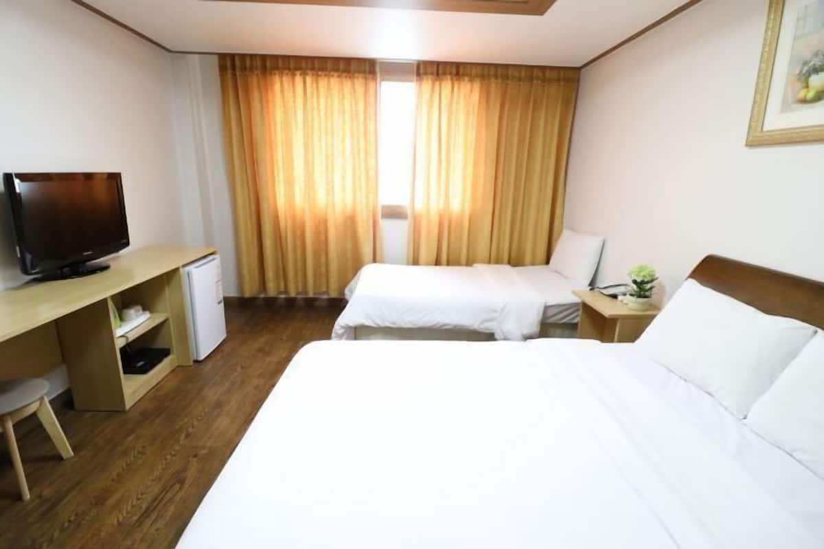 Iron/ironing board, free WiFi, bed sheets