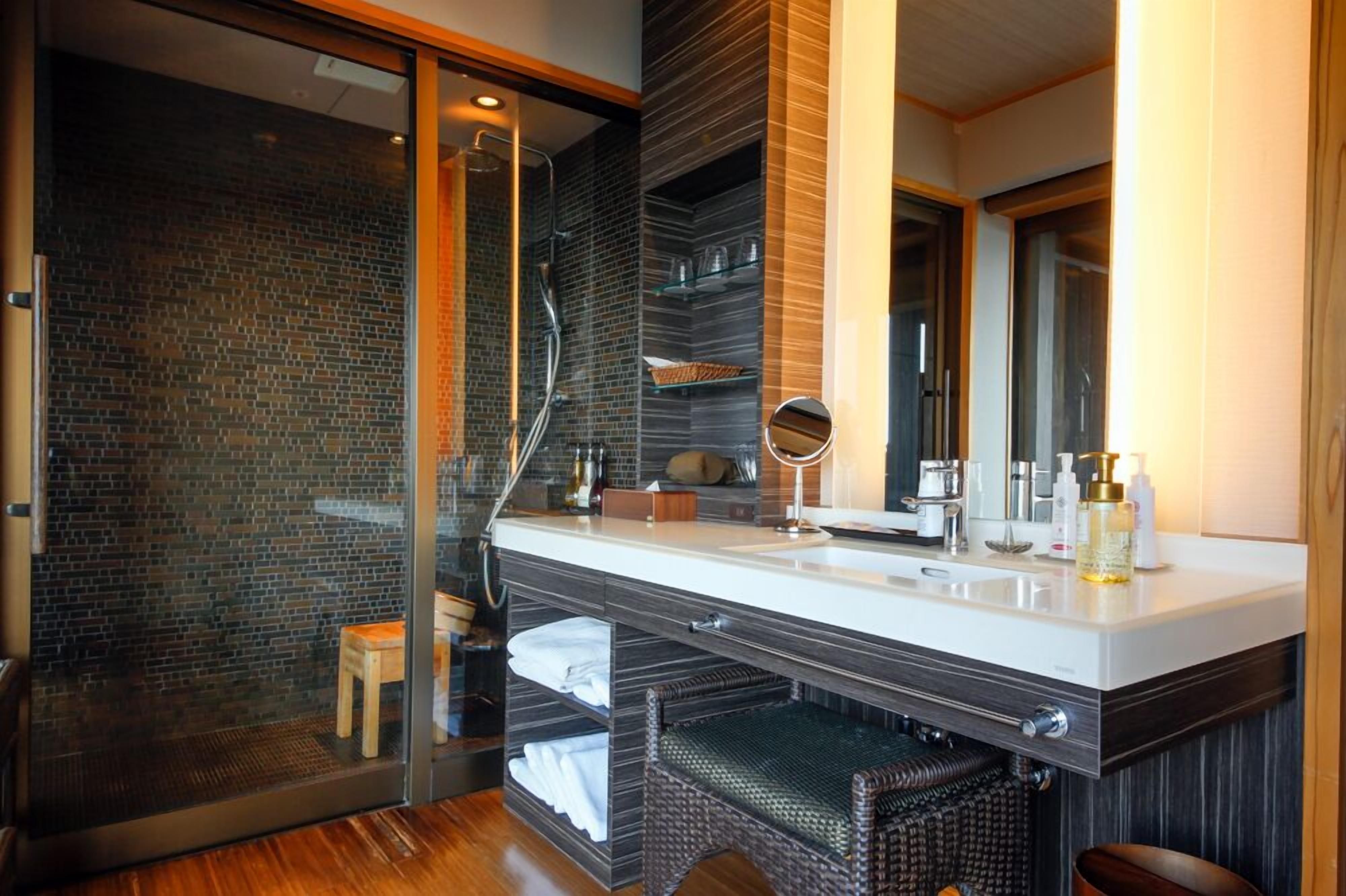 combined shower/bathtub, free toiletries, hair dryer, slippers