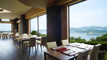 2 restaurants; breakfast, lunch, and dinner served