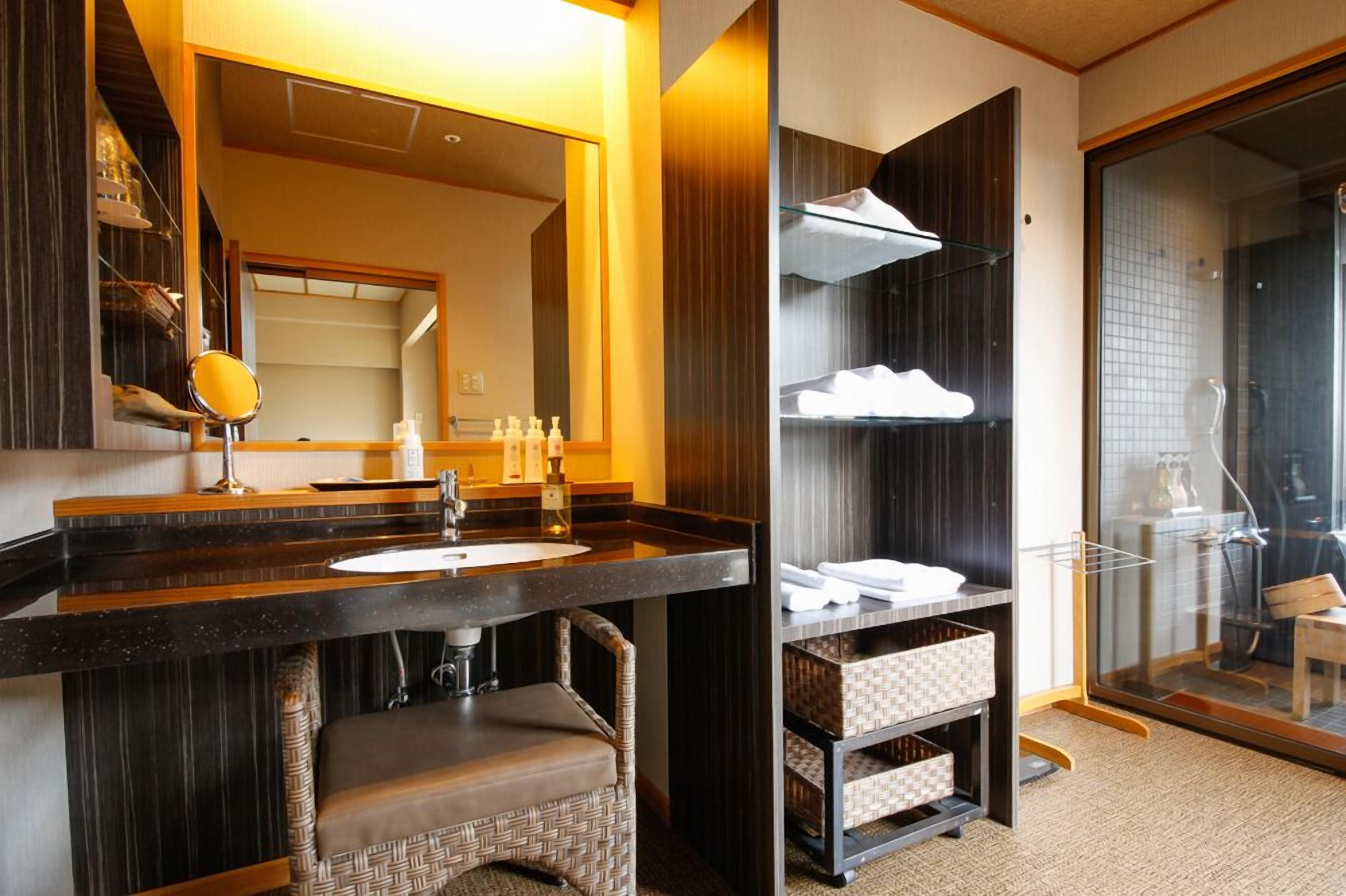 combined shower/bathtub, free toiletries, hair dryer, slippers