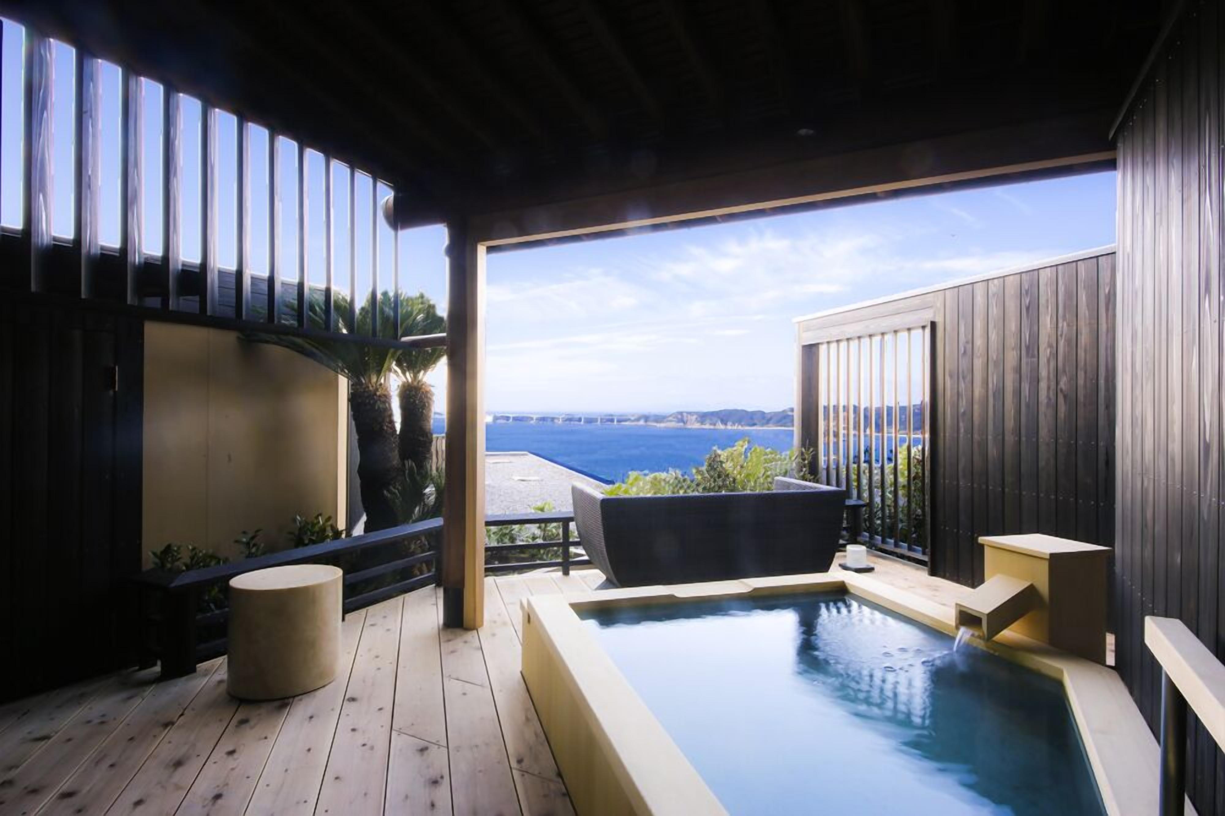 grande twin room (sola), smoking | bathroom | combined shower/bathtub, free toiletries, hair dryer, slippers