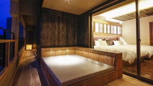 Une chambre confortable avec un grand lit, un petit coin salon et une vue sur l’extérieur.