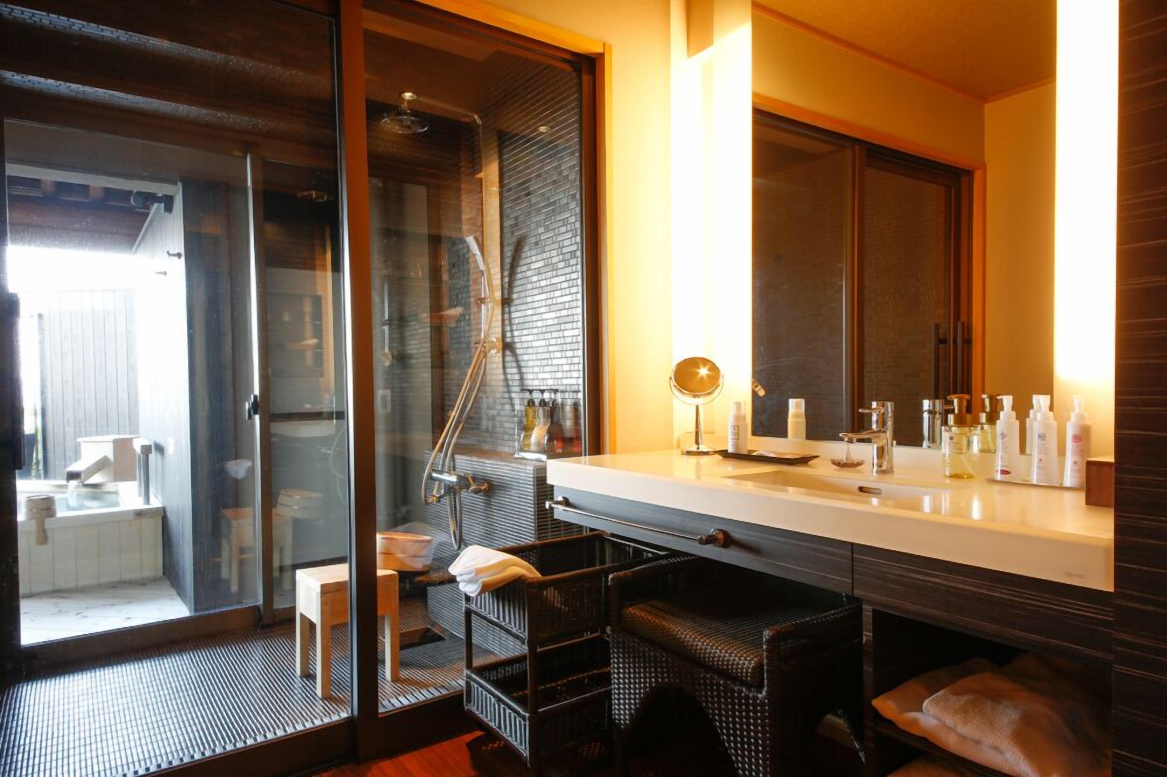 grande twin room (sola), smoking | bathroom sink