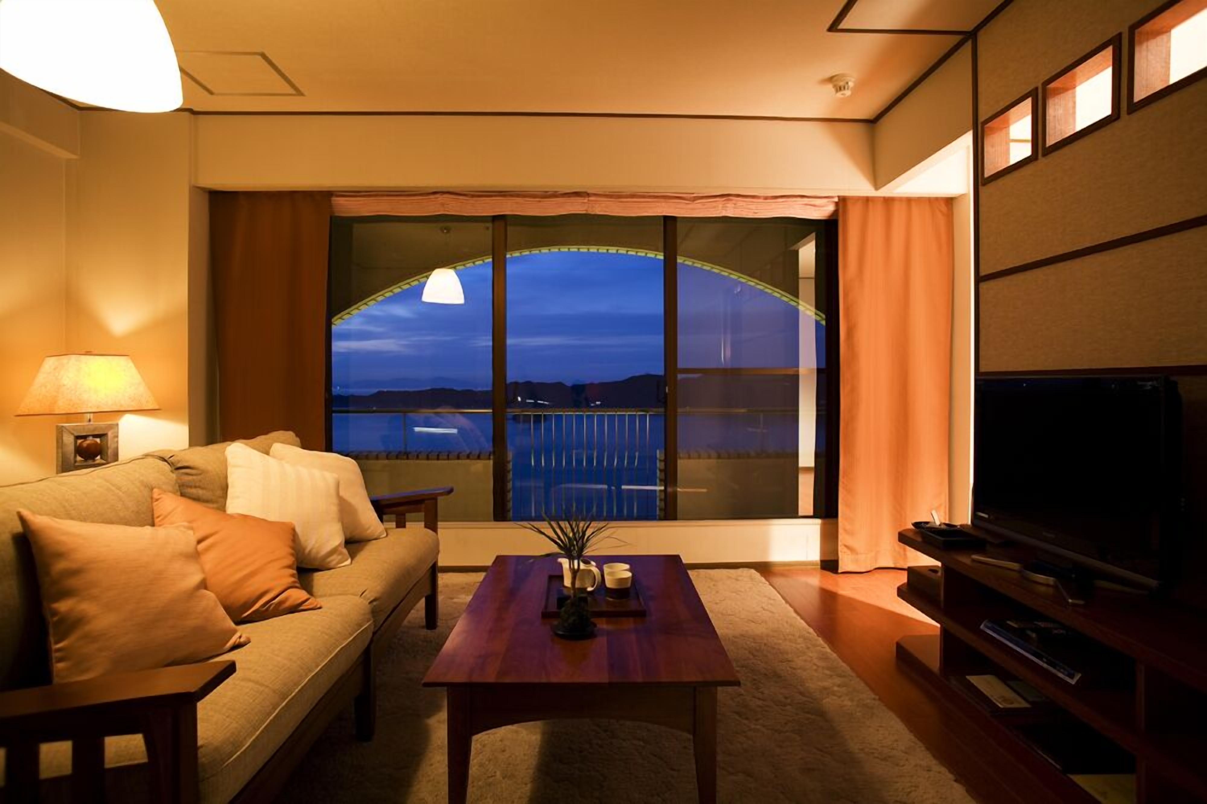 suite, smoking (no.711) | living area | flat-screen tv