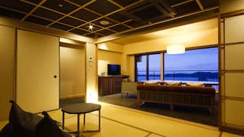 Japanese-Western Style Room (SOLA - Type E), Non Smoking | Minibar, desk, blackout curtains, iron/ironing board