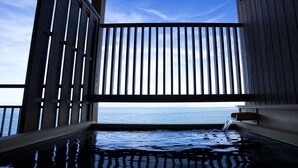 A wooden deck with a view of the ocean. - Hotel New Awaji (Sumoto)