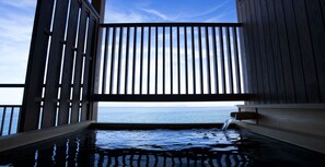 Erillinen kylpyamme ja suihku, ilmaiset hygieniatuotteet