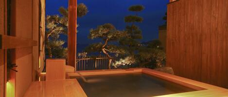 Separat badekar og dusj, toalettartikler (inkludert), hårføner og tøfler