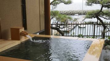 傳統客房, 吸煙房 (with Open-Air Onsen) | 浴室 | 獨立浴缸及淋浴設備、免費梳洗用品、風筒、拖鞋