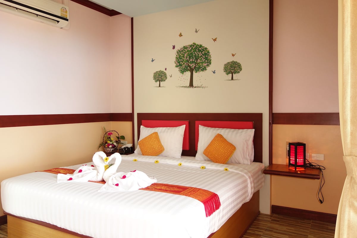 Habitación estándar doble | Escritorio, cortinas opacas, camas supletorias y wifi gratis