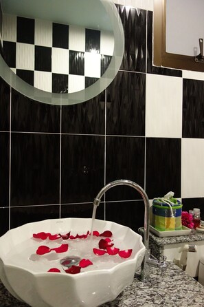 Shower, rainfall showerhead, free toiletries, hair dryer