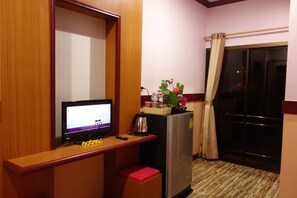 Chambre Double Standard | Décoration personnalisée, bureau, rideaux occultants