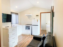 Chalet, 1 Queen Bed | Private kitchen | Electric kettle, toaster, cookware/dishes/utensils, dining tables