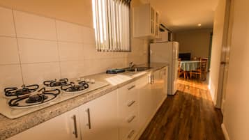 Hervidor eléctrico, tostadora, utensilios de cocina y mesa de comedor