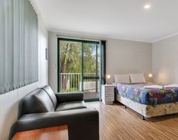 Motel Cabin | Bathroom amenities | Shower, hair dryer, towels