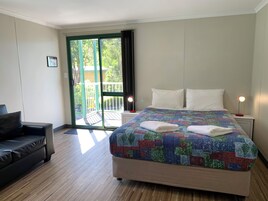 Tabla de planchar con plancha, wifi gratis y ropa de cama 