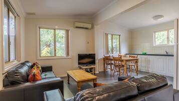 Chalet, 2 Bedrooms | Living area