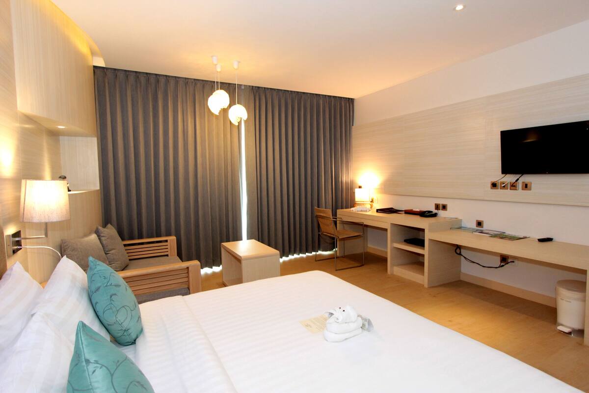 Premium Deluxe Room | เครื่องนอนระดับพรีเมียม, ตู้นิรภัยในห้องพัก, โต๊ะทำงาน, ห้องเก็บเสียง