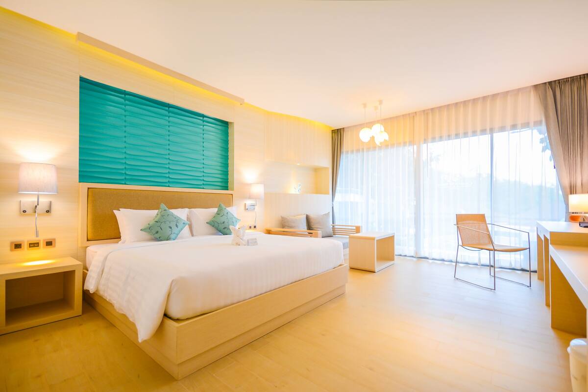 ห้องดีลักซ์, วิวสวน | เครื่องนอนระดับพรีเมียม, ตู้นิรภัยในห้องพัก, โต๊ะทำงาน, ห้องเก็บเสียง