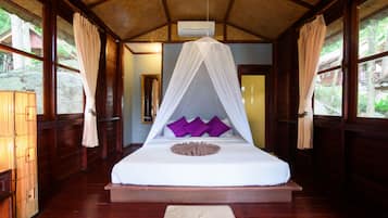 Bungalow | Minibar, iron/ironing board, rollaway beds, free WiFi