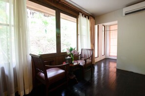 Junior Suite | Minibar, iron/ironing board, rollaway beds, free WiFi - Ao Muong Beach Resort (Koh Tao)