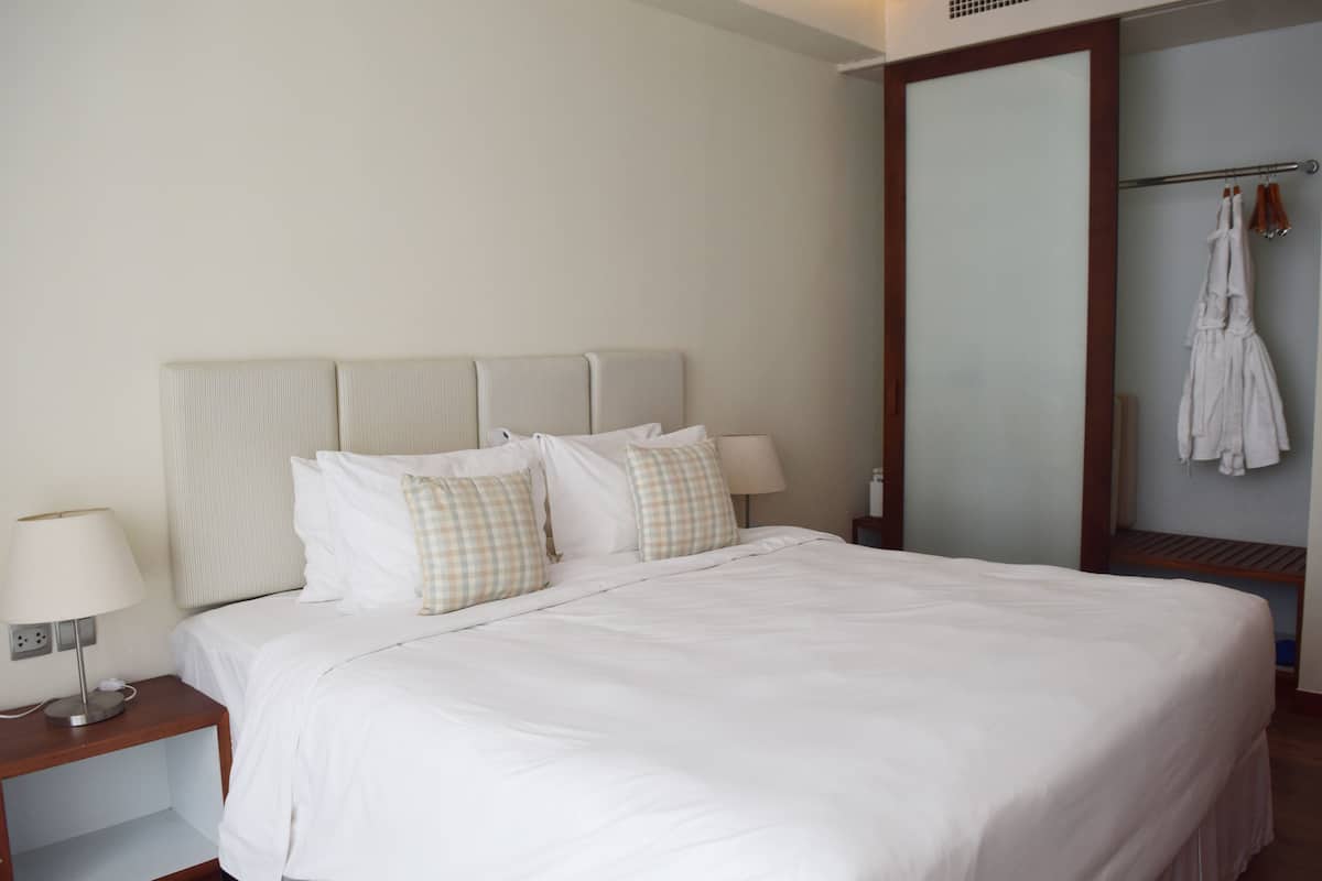 One-bedroom City view Suite with Balcony | 2 dormitorios, minibar, caja fuerte y escritorio