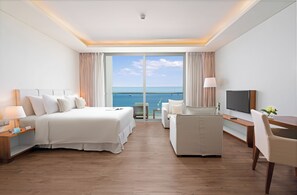 Studio Ocean view with Balcony - A La Carte Da Nang Beach (Da Nang)