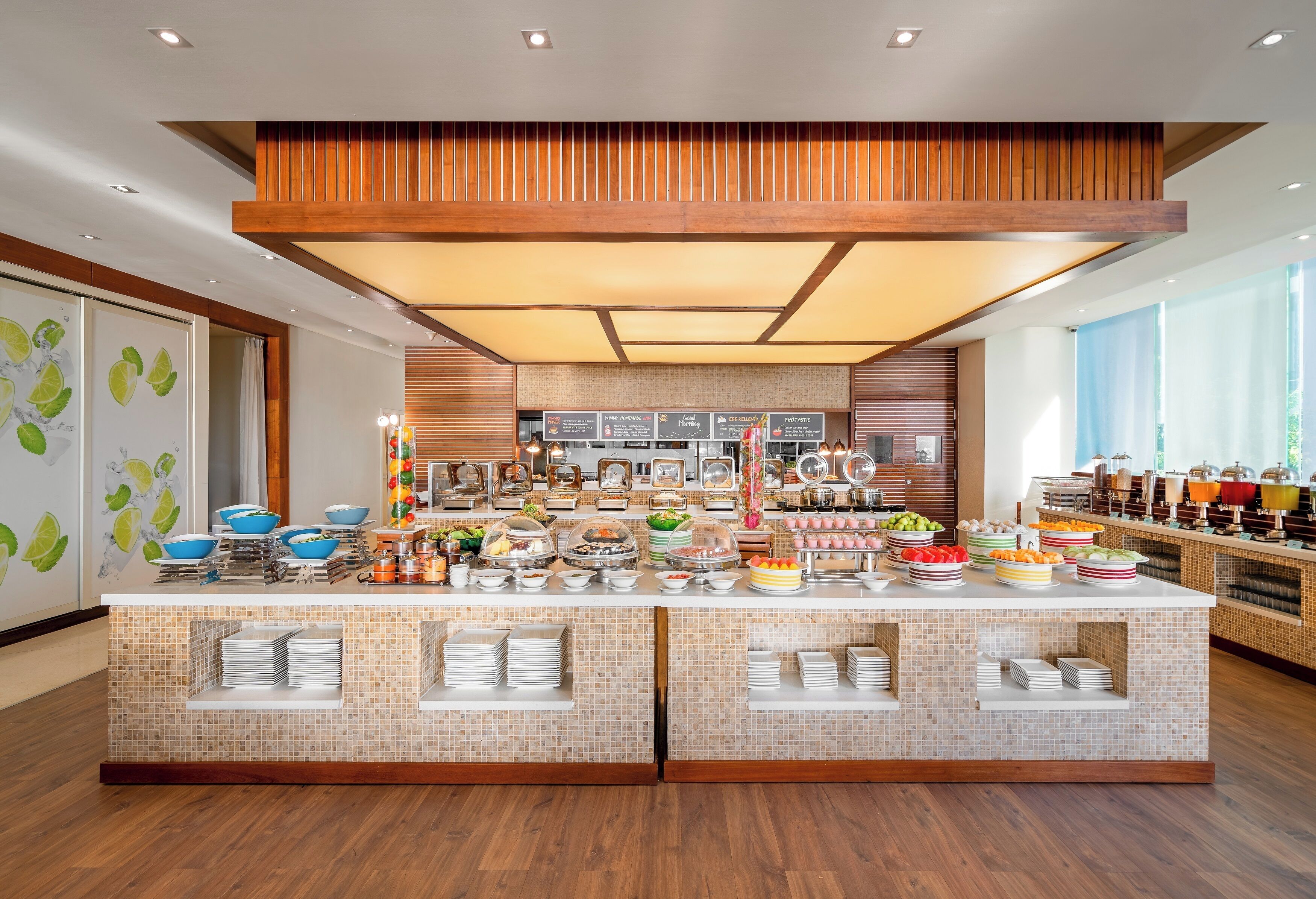 Daily buffet breakfast (VND 450000 per person)