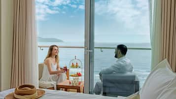 One-bedroom Ocean view Suite with Balcony | 2 quartos, frigobar, cofres nos quartos, escrivaninha