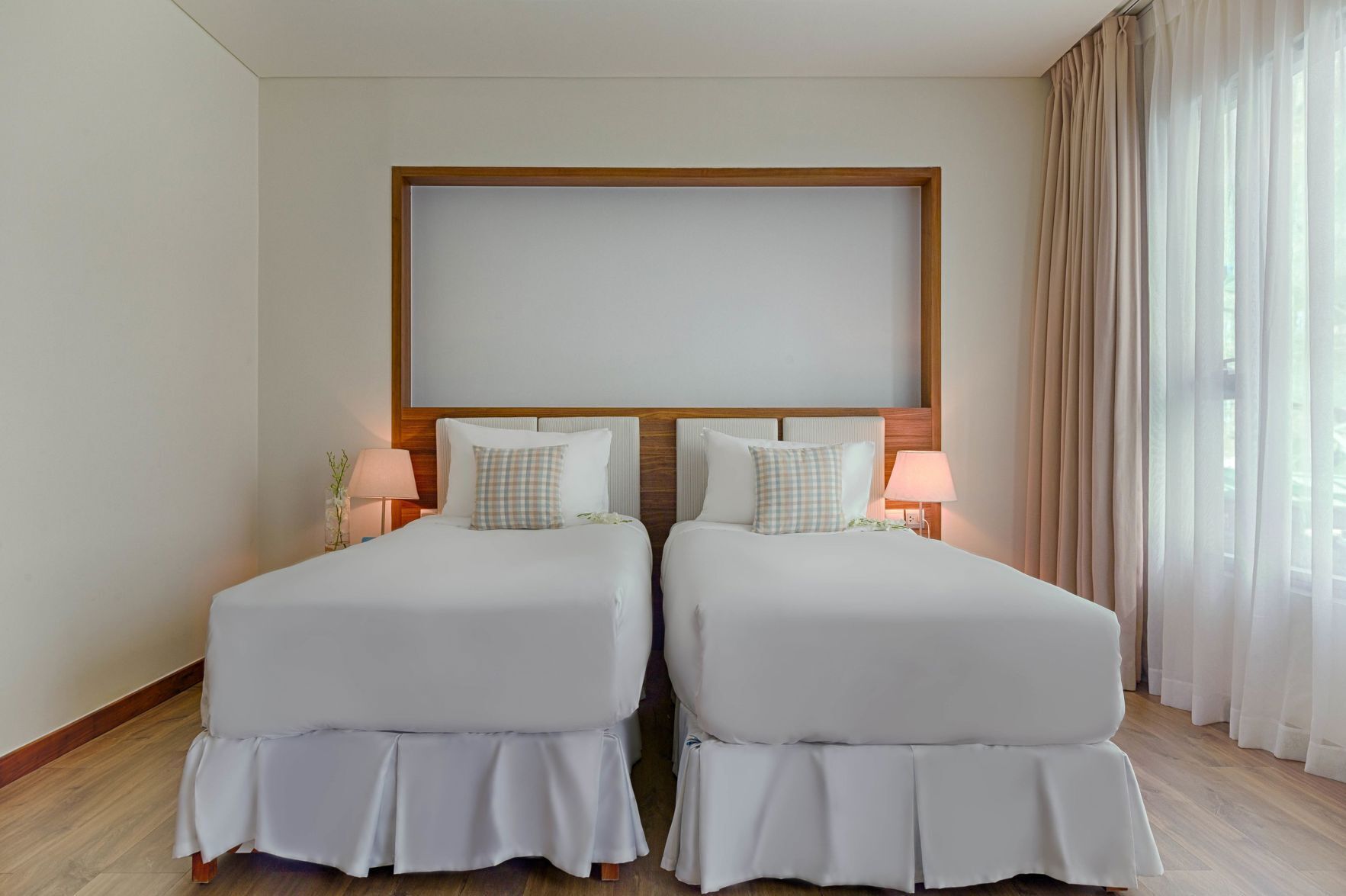 Minibar, safe på rommet, skrivebord og blendingsgardiner