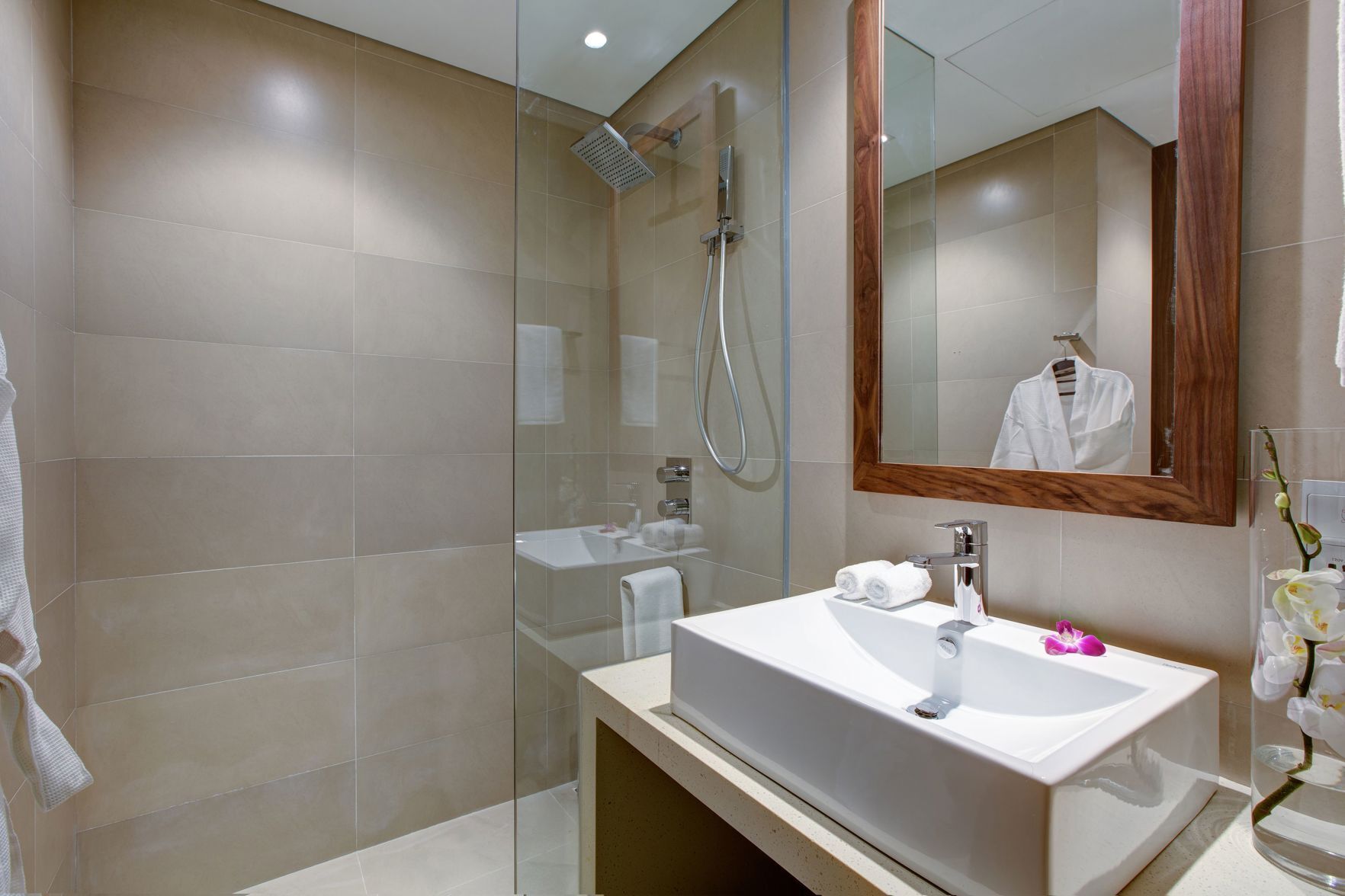 Bad | Dusj, regndusjhode, toalettartikler (inkludert) og hårføner