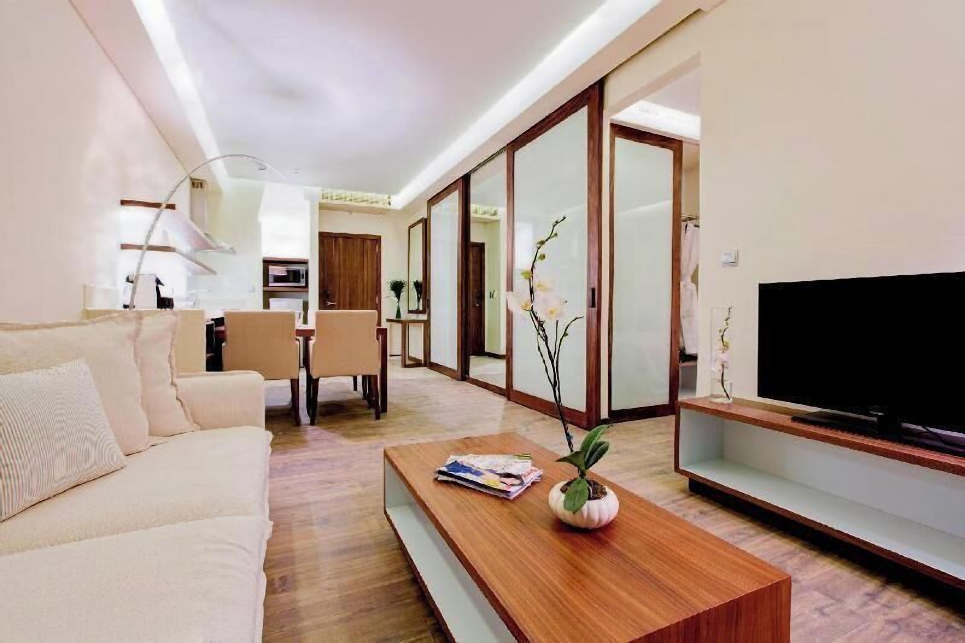 Oppholdsområde | En 42-tommers LCD-TV med Parabol-TV samt TV og peis