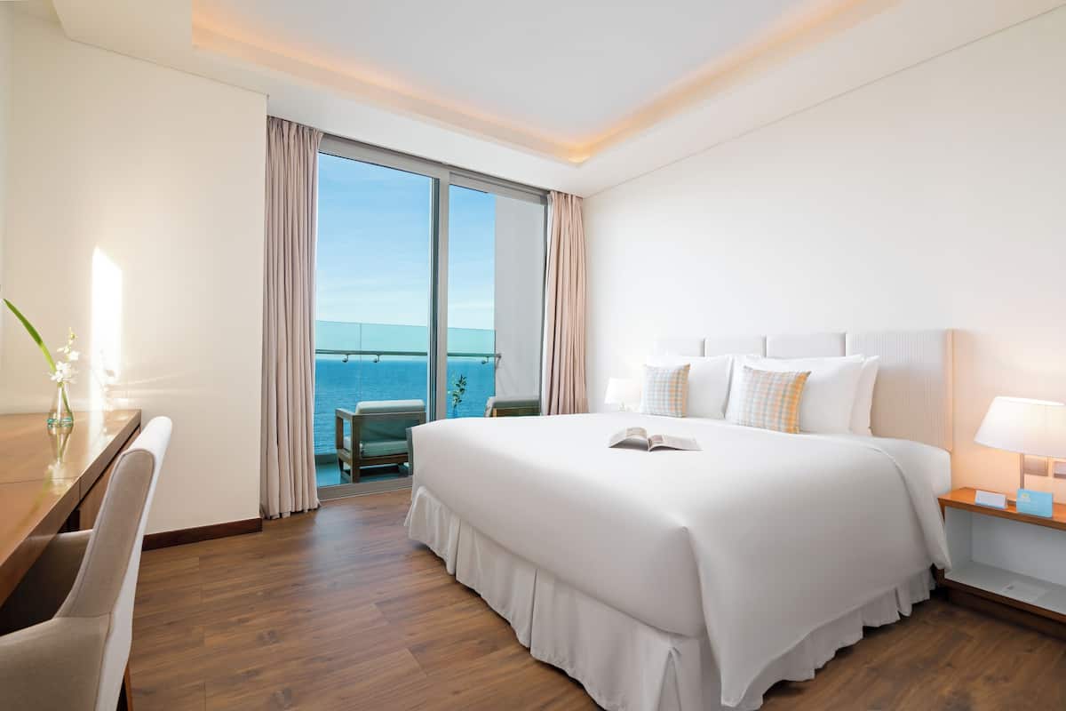 One-bedroom Ocean view Suite with Balcony | 2 dormitorios, minibar, caja fuerte y escritorio