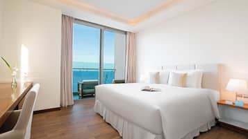 One-bedroom Ocean view Suite with Balcony | Bar mini, peti besi dalam bilik, meja, langsir/tirai gelap terus