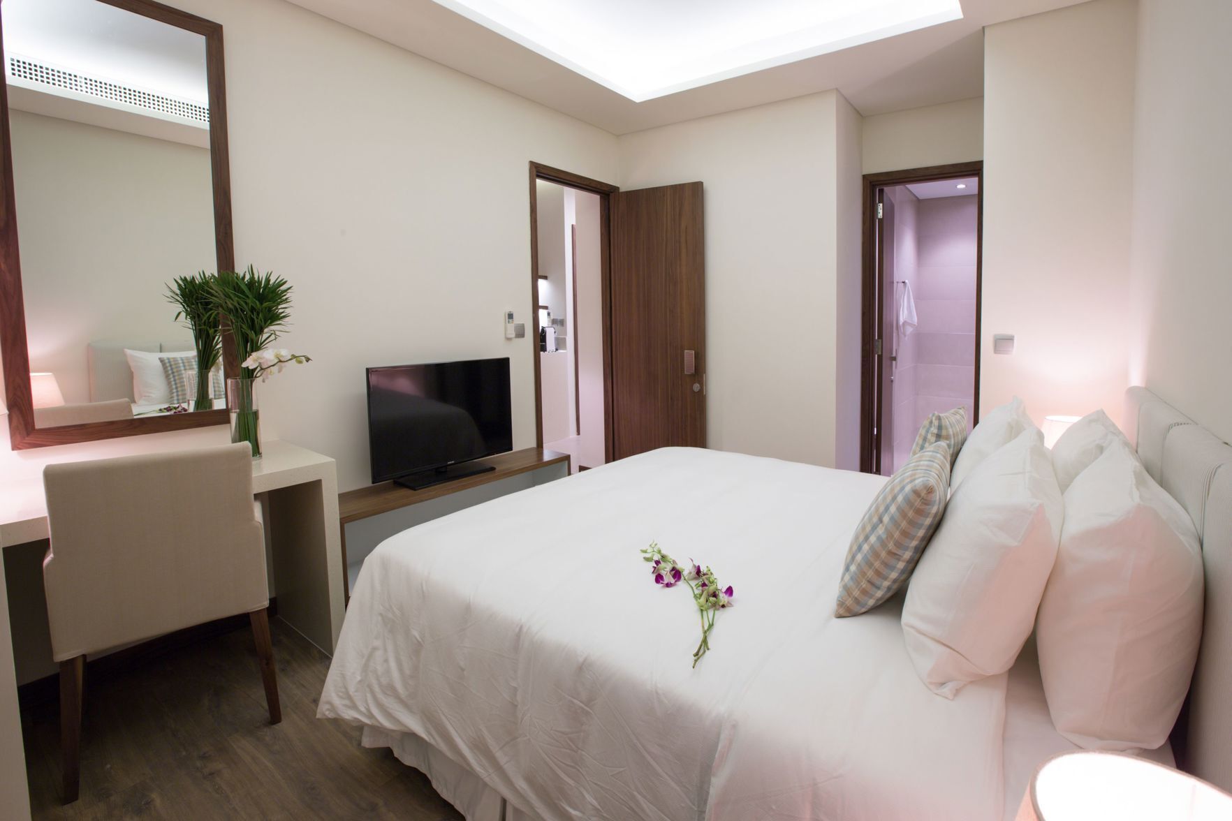 Minibar, safe på rommet, skrivebord og blendingsgardiner