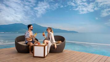 Piscina externa, guarda-sóis