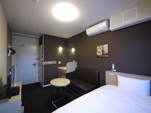 Escritorio, wifi gratis, ropa de cama