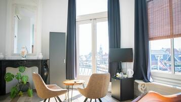 Kahden hengen junior-huone, 1 suuri parisänky, parveke, näköala kanavalle | Ylelliset vuodevaatteet, työpöytä, silitysrauta/-lauta, ilmainen Wi-Fi