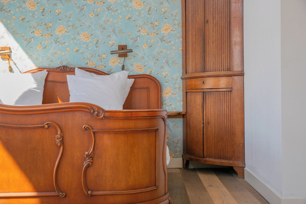 Dobbeltrom – junior, 1 kingsize-seng, balkong, kanalutsikt | Sengetøy av topp kvalitet, skrivebord og strykejern/-brett