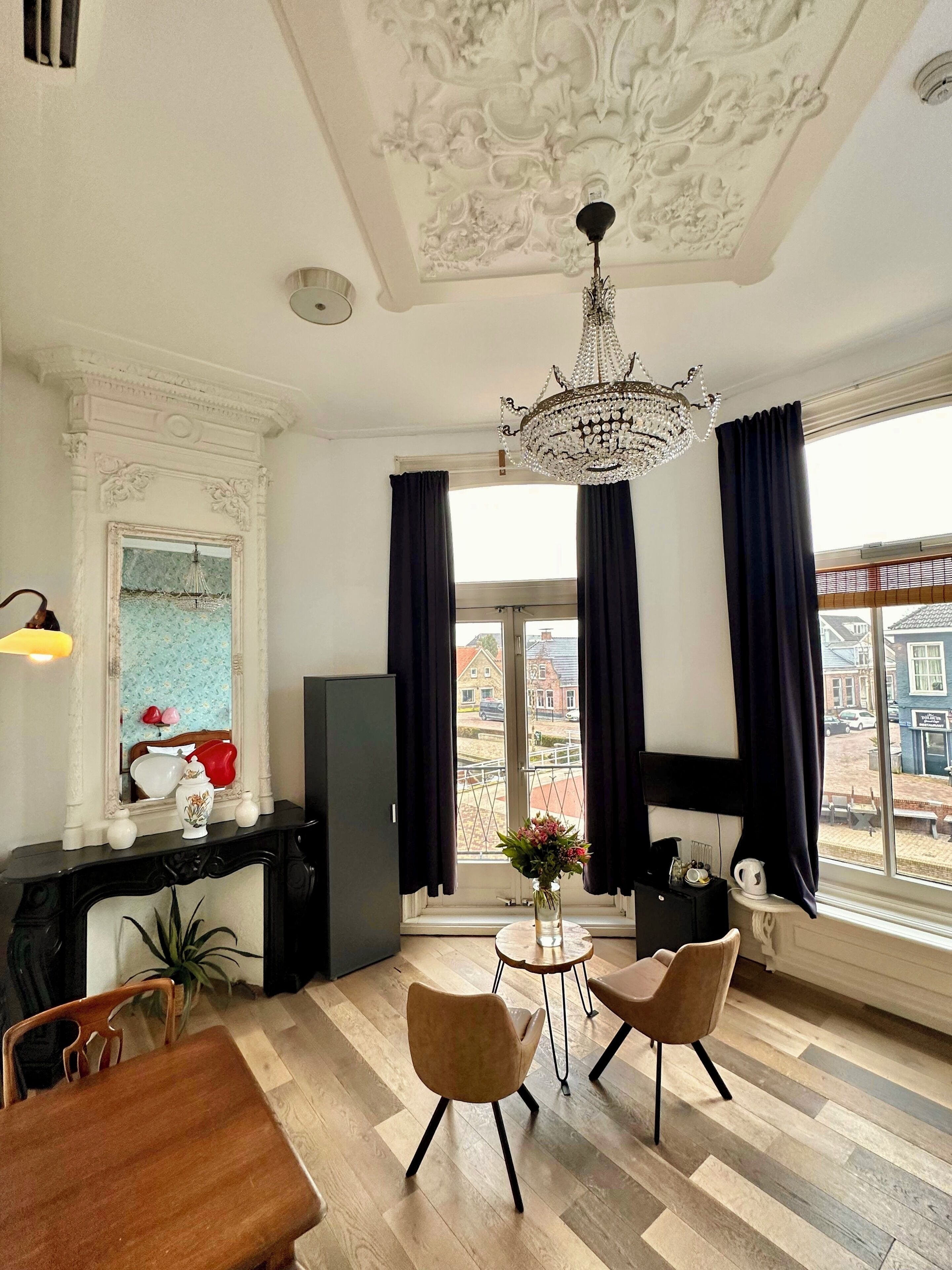 Junior tweepersoonskamer, 1 kingsize bed, balkon, uitzicht op kanaal | Luxe beddengoed, een bureau, een strijkplank/strijkijzer, gratis wifi