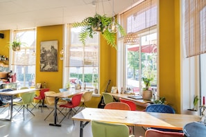 Café da manhã com buffet todos os dias (EUR 17.5 por pessoa)