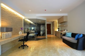 Bathroom | Separate bathtub and shower, jetted bath, rainfall showerhead