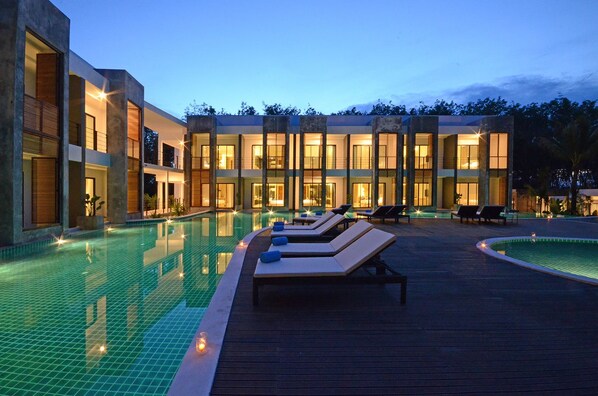 Outdoor pool - Wanaburi Hotel (Thep Kasattri)